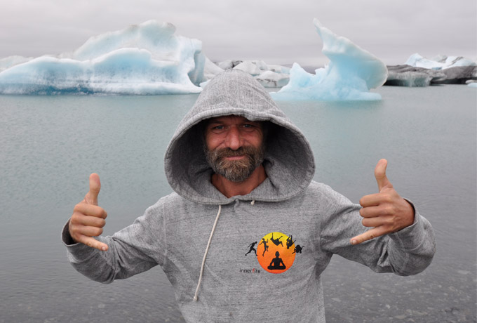 Wim Hof vor einem kleinen Eisberg