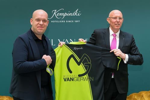 Michael van Gerwen und René Nijhof halten ein gelbes Shirt