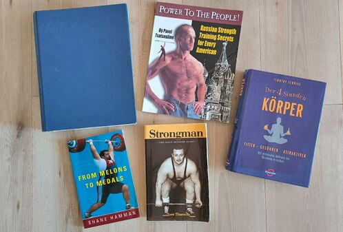 Fünf Bücher, die sich mit Kraftsport und Muskelaufbau befassen