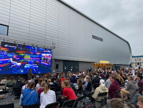 Zuschauer beim Public Viewing in der Ballsportarena Dresden