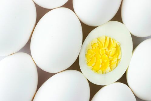 Eine Handvoll gekochte Eier