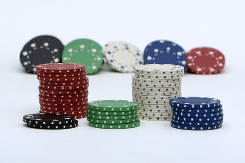 Pokerchips vor weißem Hintergrund