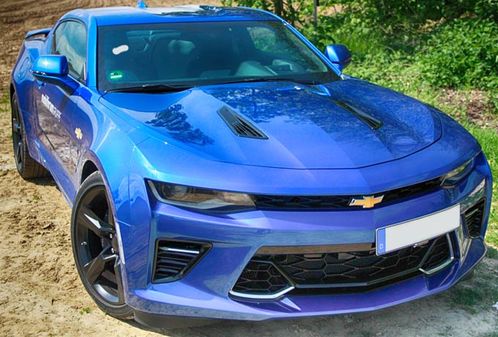 Blauer Chevrolet Camaro in Frontansicht