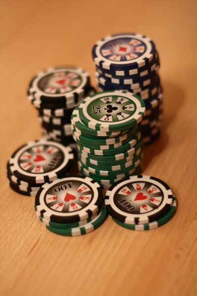 Pokerchips vor braunem Hintergrund