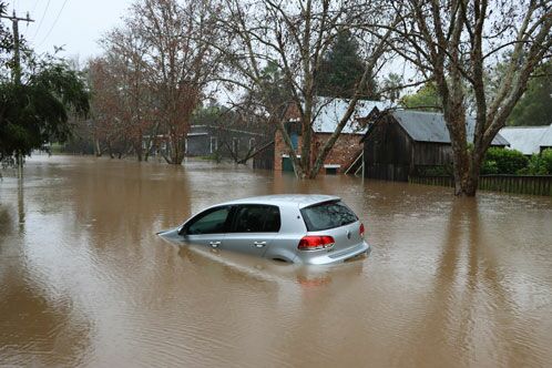 Auto zur Hälfte im Hochwasser