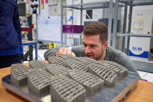 Johannes Lochner begutachtet Spike-Platten aus dem 3D-Drucker.