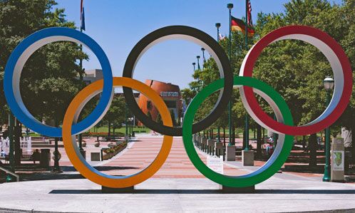Plastik mit den fünf olympischen Ringen