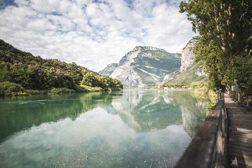 Blauer Bergsee in der Region Trentino