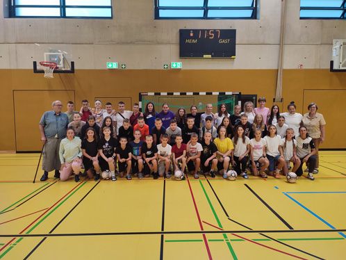 Junge Fußballerinnen und Fußballer des FC Karpaty Lwiw in einer Turnhalle