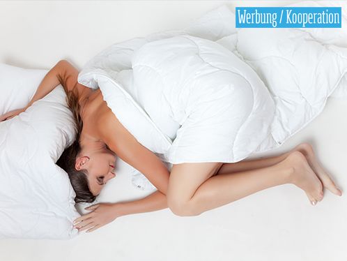 Werbung: Frau unter weißer Bettdecke schlafend