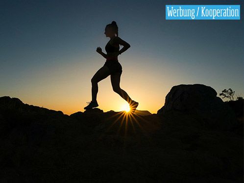 Werbung: Frau läuft im Dunkeln bei Sonnenuntergang